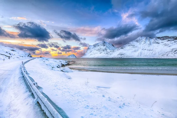 Fabulosa Vista Invierno Playa Vik Durante Atardecer Con Montón Nieve —  Fotos de Stock