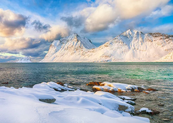 日落时分 维克海滩令人难以置信的冬季景色 莱克斯附近有许多雪峰和雪峰 Leknes Vestvagoy Lofotens Norway — 图库照片