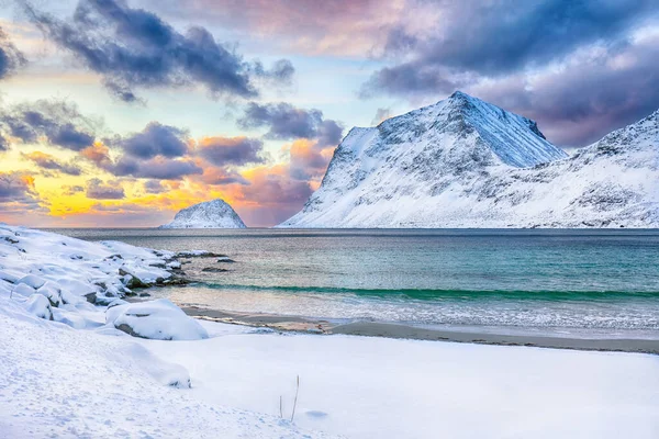 Impresionante Vista Invierno Playa Vik Durante Atardecer Con Montón Nieve — Foto de Stock