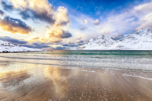 日落时 维克海滩的冬季景色令人惊叹 莱克斯附近有许多雪峰和雪峰 Leknes Vestvagoy Lofotens Norway — 图库照片
