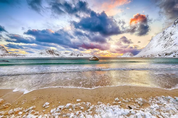 Schitterend Winterlandschap Met Haukland Strand Tijdens Zonsondergang Besneeuwde Bergtoppen Bij — Stockfoto