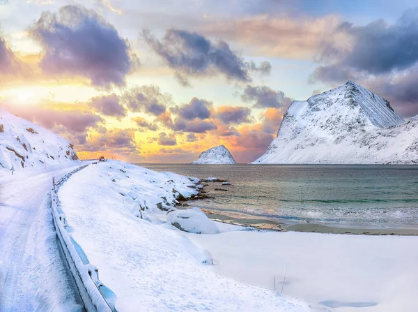 Gün batımında Vik sahilinin göz kamaştırıcı kış manzarası. Leknes yakınlarında çok kar ve karlı dağ zirveleri var. Konum: Leknes, Vestvagoy, Lofotens, Norveç
