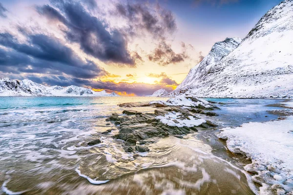 Fantastisk Vinter Landskap Med Haukland Stranden Solnedgången Och Snöiga Bergstoppar — Stockfoto