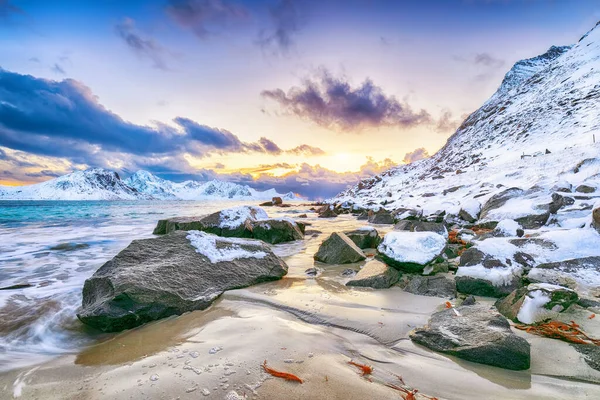Güneş batarken Haukland sahilinin muhteşem kış manzarası. Leknes yakınlarında çok kar ve karlı dağ zirveleri var. Konum: Leknes, Vestvagoy, Lofotens, Norveç