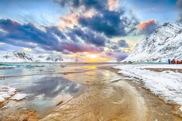 Favoloso Scenario Invernale Con Spiaggia Haukland Durante Tramonto Cime Innevate — Foto Stock