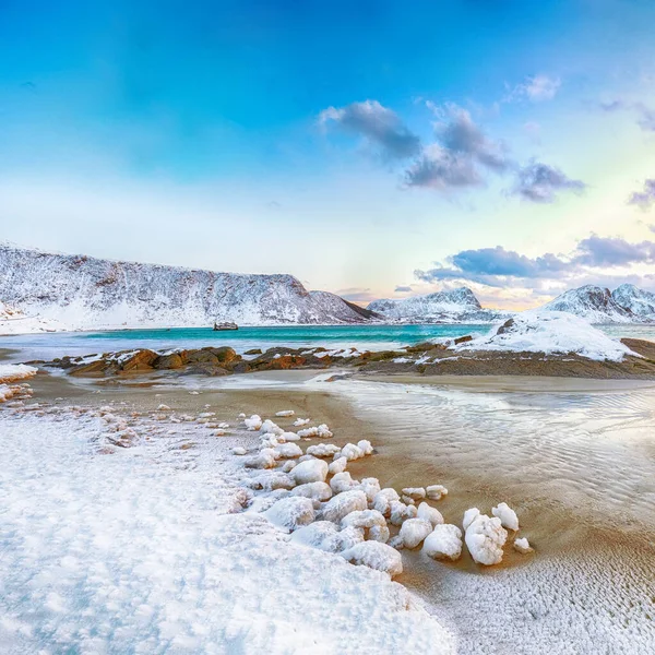 美丽的冬季风景 日落时分 豪克兰海滩 以及莱克斯附近多雪的山峰 Leknes Vestvagoy Lofotens Norway — 图库照片