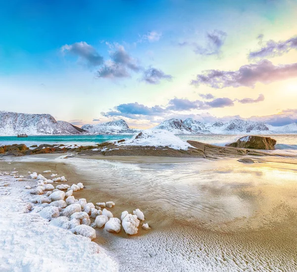 Fantástica Vista Invierno Playa Haukland Durante Atardecer Con Montón Nieve — Foto de Stock