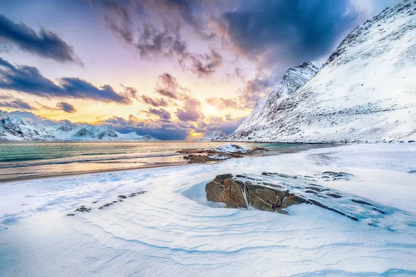 Fantastický Zimní Výhled Pláž Haukland Při Západu Slunce Spoustou Sněhu — Stock fotografie