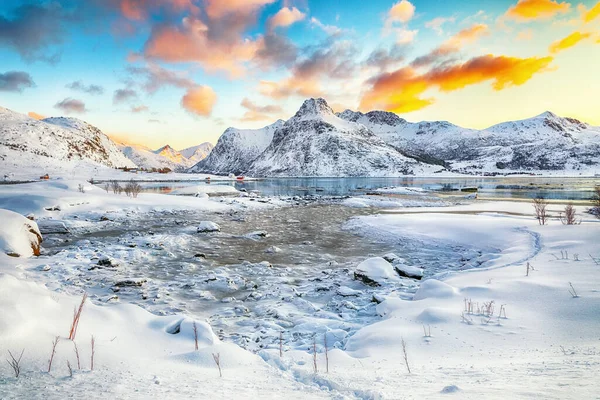 Prachtige Bevroren Flakstadpollen Boosen Fjorden Met Scheuren Ijs Bij Zonsopgang — Stockfoto