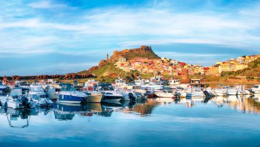 Castelsardo 'nun ortaçağ kasabası manzarası. Günbatımında Castelsardo şehri manzarası. Konum: Castelsardo, Sassari ili, Sardunya, İtalya, Avrupa