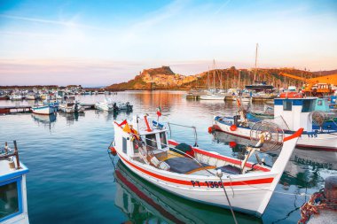 Castelsardo 'nun ortaçağ kasabasının şaşırtıcı manzarası. Günbatımında Castelsardo şehri manzarası. Konum: Castelsardo, Sassari ili, Sardunya, İtalya, Avrupa