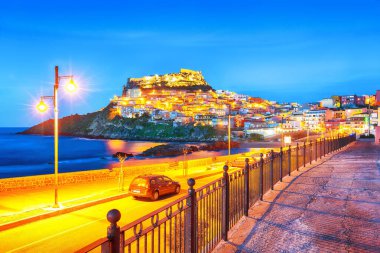 Castelsardo 'nun Ortaçağ kasabasının muhteşem gece manzarası. Castelsardo şehri manzarası. Konum: Castelsardo, Sassari ili, Sardunya, İtalya, Avrupa