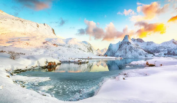 Fantastiskt Frusen Flakstadpollen Och Boosen Fjordar Och Reflektion Vatten Soluppgången — Stockfoto