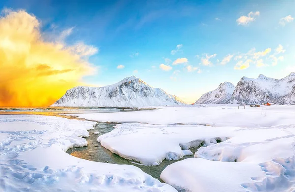 日出时带着明亮的云彩在斯卡格桑登海滩上令人叹为观止的冬季风景 受欢迎的旅游胜地 Flakstadoya Island Lofoten Norway Europe — 图库照片