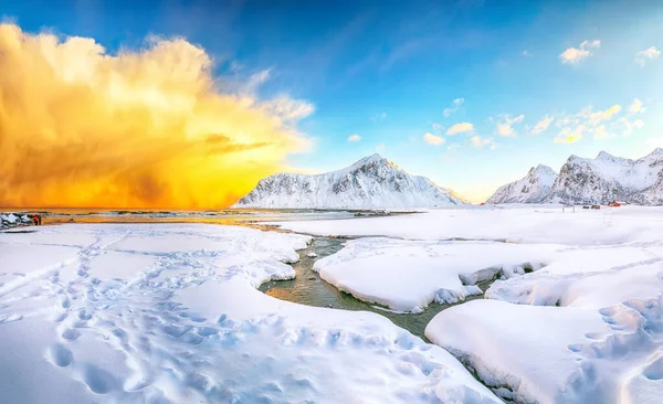 Häpnadsväckande Vinterlandskap Skagsanden Strand Med Upplysta Moln Soluppgången Populära Turistmål — Stockfoto