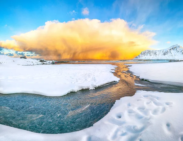 Paisagem Inverno Deslumbrante Praia Skagsanden Com Nuvens Iluminadas Durante Nascer — Fotografia de Stock