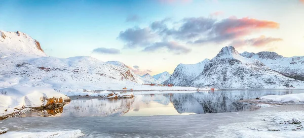 Heerlijke Bevroren Flakstadpollen Boosen Fjorden Reflectie Het Water Tijdens Zonsopgang — Stockfoto