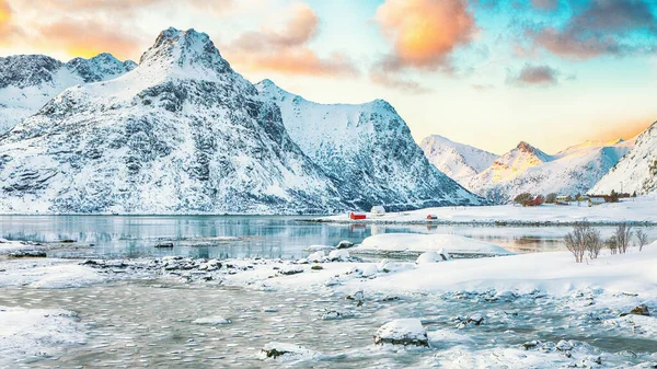 Frozen Flakstadpollen Boosen Fjords Червоними Терористами Відбиттям Воді Під Час — стокове фото