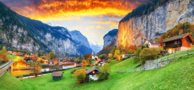 Gün batımında muhteşem Staubbach şelalesi ve İsviçre Alpleri ile Lauterbrunnen Vadisi 'nin büyüleyici sonbahar manzarası. Konum: Lauterbrunnen Köyü, Berner Oberland, İsviçre, Avrupa.