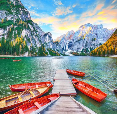 Gündoğumunda Braies 'in ünlü Alp Gölü' nün muhteşem manzarası. Konum: Ulusal park Fanes-Sennes-Braies, bölge Trentino-Alto Adige, il Bolzano, İtalya, Avrupa