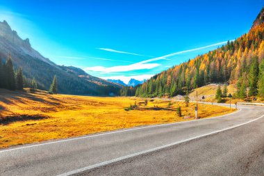 Ulusal Park Tre Cime di Lavaredo 'daki dağlık yolun manzarası. Konum: Ulusal Park Tre Cime di Lavaredo, Dolomiti Alpleri, Güney Tyrol, İtalya, Avrupa.