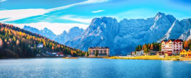 Sonbahar döneminde ünlü Misurina Gölü 'nün muhteşem güneşli manzarası. Konum: Misurina Gölü, Dolomiti Alpleri, Belluno ili, İtalya, Avrupa