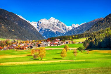 Alp köyü Rasun Anterselva 'nın manzaralı görüntüsü. Konum: Rasun Anterselva, Bolzano, Güney Tyrol, İtalya, Avrupa.
