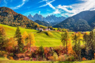 Dolomitlerdeki muhteşem Santa Maddalena köyünün muhteşem sonbahar sahnesi. Konum: Santa Maddalena Köyü, Val di Funes, Trentino-Alto Adige, Dolomitler, İtalya, Avrupa