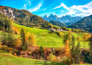 Dolomitlerdeki muhteşem Santa Maddalena köyünün renkli sonbahar sahnesi. Konum: Santa Maddalena Köyü, Val di Funes, Trentino-Alto Adige, Dolomitler, İtalya, Avrupa