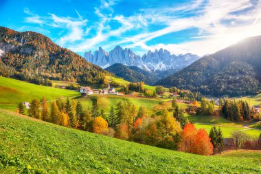 Dolomitlerdeki muhteşem Santa Maddalena köyünün muhteşem sonbahar sahnesi. Konum: Santa Maddalena Köyü, Val di Funes, Trentino-Alto Adige, Dolomitler, İtalya, Avrupa