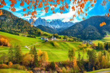 Dolomitlerdeki muhteşem Santa Maddalena köyünün muhteşem sonbahar sahnesi. Konum: Santa Maddalena Köyü, Val di Funes, Trentino-Alto Adige, Dolomitler, İtalya, Avrupa
