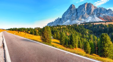 Dolomitlerdeki Passo delle Erbe 'den Peitlerkofel Dağı' nın büyüleyici sonbahar manzarası. Konum: Dolomite Alpleri, Güney Tyrol, İtalya, Avrupa