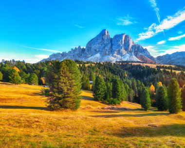 Dolomitlerdeki Passo delle Erbe 'den Peitlerkofel Dağı' nın muhteşem manzarası. Konum: Dolomite Alpleri, Güney Tyrol, İtalya, Avrupa