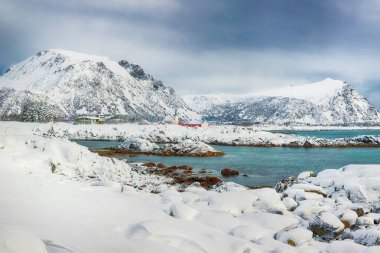 Lofoten Adaları 'nda karlı dağ zirveleri olan Valberg köyünün muhteşem karlı kış manzarası. Konum: Valberg, Vestvagoy, Lofotens, Norveç, Avrupa.