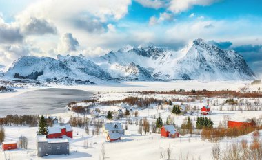 Bostad köyü ve Torvdalshalsen Gölü üzerindeki nefes kesici kış manzarası Torvdalshalsen 'den görüldü. Fantactic dağ sırtı. - Evet. Konum: Bostad, Vestvagoy, Lofotens, Norveç