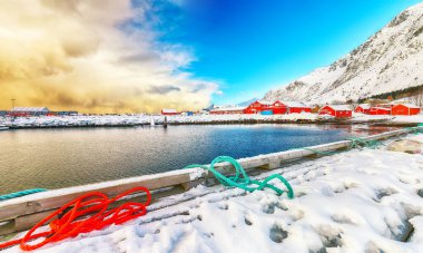 Güneş doğarken küçük balıkçı köyü Ramberg 'in olağanüstü panoramik manzarası. Lofotens 'a doğru yol alın. Konum: Ramberg, Flakstadoya Adası, Lofoten; Norveç, Avrupa