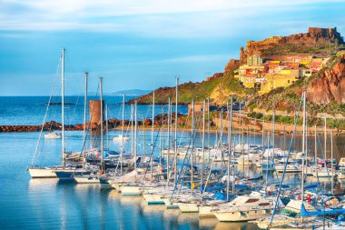 Castelsardo 'nun ortaçağ kasabası manzarası. Günbatımında Castelsardo şehri manzarası. Konum: Castelsardo, Sassari ili, Sardunya, İtalya, Avrupa