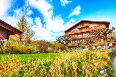 Wengen köyündeki geleneksel İsviçre biberlerinin fantastik sonbahar manzarası. Resimli Alp köyü Wengen.. Konum: Wengen Köyü, Berner Oberland, İsviçre, Avrupa.