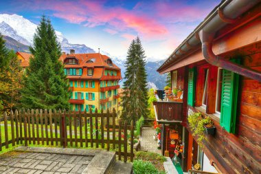 Wengen köyündeki geleneksel İsviçre biberlerinin fantastik sonbahar manzarası. Resimli Alp köyü Wengen.. Konum: Wengen Köyü, Berner Oberland, İsviçre, Avrupa.