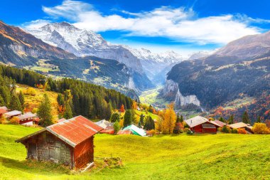 Jungfrau Dağı ve arka planında muhteşem bir sonbahar manzarası olan Wengen köyü ve Lauterbrunnen Vadisi. Konum: Wengen Köyü, Berner Oberland, İsviçre, Avrupa.