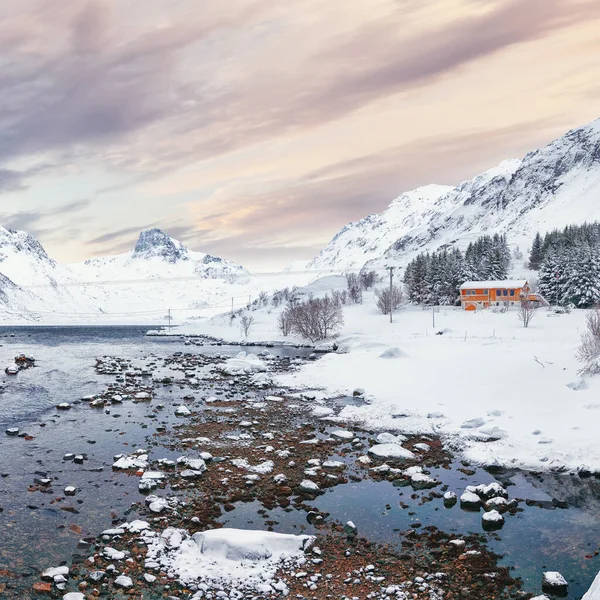 Kartfjorden Vestvagoy Adası Ndaki Lofoten Adaları Ndaki Karlı Dağ Zirveleriyle — Stok fotoğraf