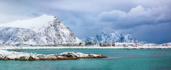 Spectaculaire Besneeuwde Winterse Scene Van Valberg Dorp Met Besneeuwde Bergtoppen — Stockfoto