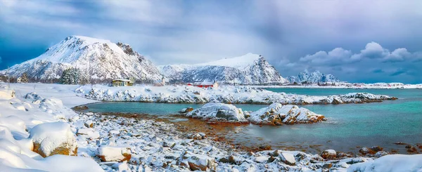 罗浮敦岛上有雪峰的瓦尔博格村令人难以置信的雪景 Valberg Vestvagoy Lofotens Norway Europe — 图库照片