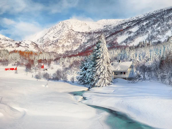 Fabuloso Paisaje Invierno Con Río Congelado Con Casas Madera Pinos — Foto de Stock