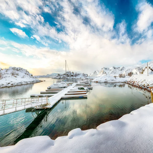 근처의 어촌과 눈덮인 산봉우리에 풍경을 아름답게 장식하고 노르웨이 베르크 베스타 — 스톡 사진