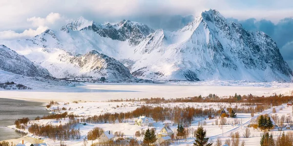 Niesamowita Zimowa Sceneria Nad Miejscowością Bostad Jeziorem Torvdalshalsen Widzianym Torvdalshalsen — Zdjęcie stockowe
