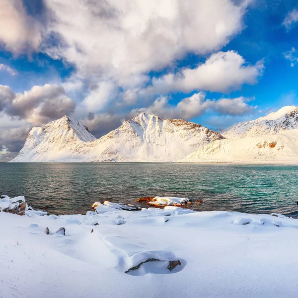 Gün Batımında Vik Sahilinin Muhteşem Kış Manzarası Leknes Yakınlarında Çok — Stok fotoğraf