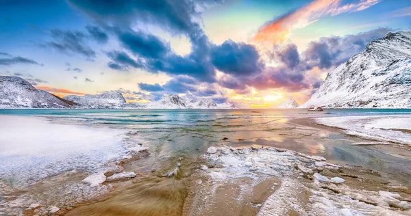 美丽的冬季风景与豪克兰海滩在日落和雪山山峰附近的Leknes Leknes Vestvagoy Lofotens Norway — 图库照片