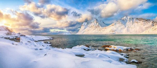 日落时分 维克海滩令人难以置信的冬季景色 莱克斯附近有许多雪峰和雪峰 Leknes Vestvagoy Lofotens Norway — 图库照片