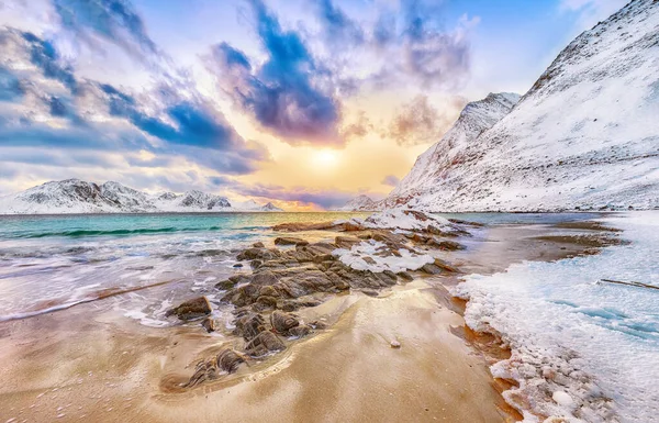 Fantastisk Vinter Utsikt Över Haukland Stranden Solnedgången Med Massor Snö — Stockfoto